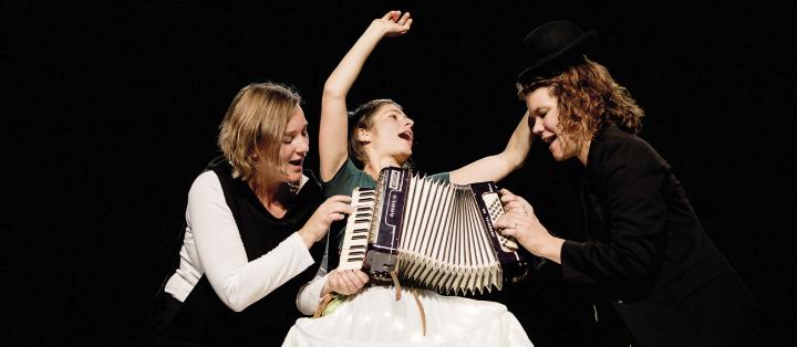Franziska Adensamer, Judith Reiter und Julia Schreitl komponieren und rätseln gemeinsam mit dem jungen Publikum.

Foto: Julia Wesely