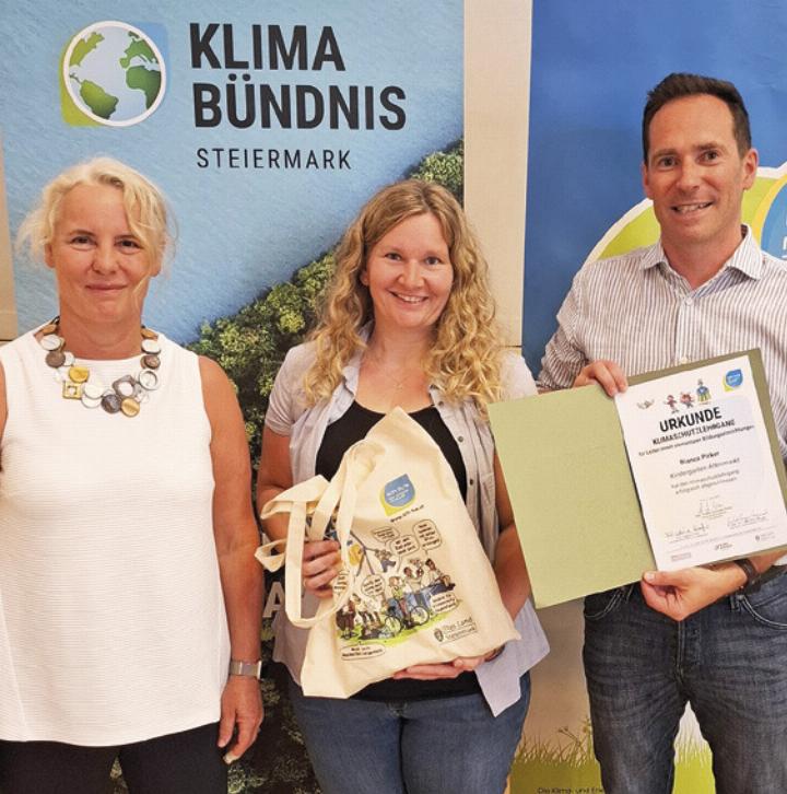 Andrea Gössinger-Wieser (Klimaschutzkoordinatorin Steiermark), Bianca Pirker (Pfarrkindergarten Altenmarkt) und Friedrich Hofer (Klimabündnis Steiermark). Foto: Klimabündnis Steiermark