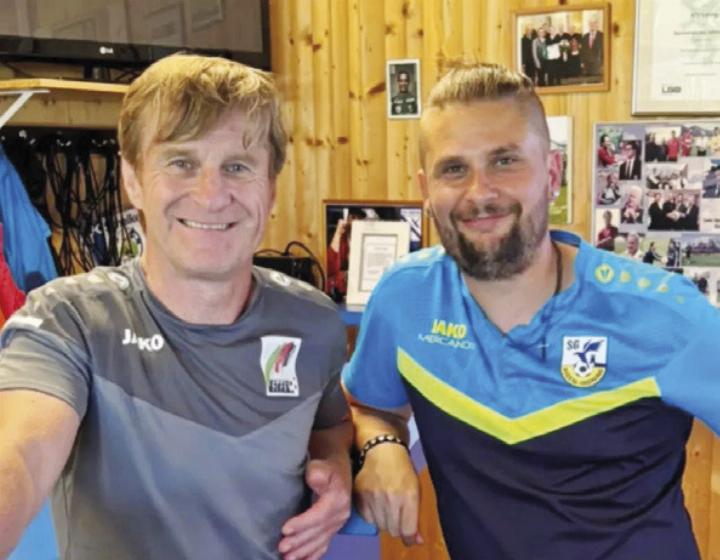 StFV-Sportdirekor Walter Hörmann (links) mit ATV-Irdning-Jugendleiter Christoph Höflechner.