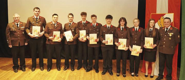 Angelobungen und Ehrungen bei der FF Irdning: OBI Christian Spreitz, Christian Günther, Julian Rössler, Manuel Helpferer, Christopher Neuper, Florian Sam, Patrick Nagy, Saphira Neuper, Anna-Lena Keiblinger, Tamara Plank und HBI Michael Plank. FF Irdning