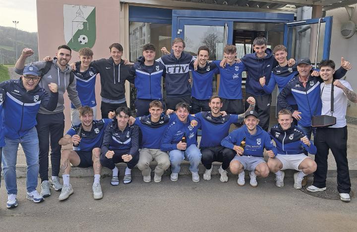 Die Mannschaft des ATV Irdning jubelte nach dem wichtigen 1:0-Auswärtssieg gegen Obdach. Foto: ATV