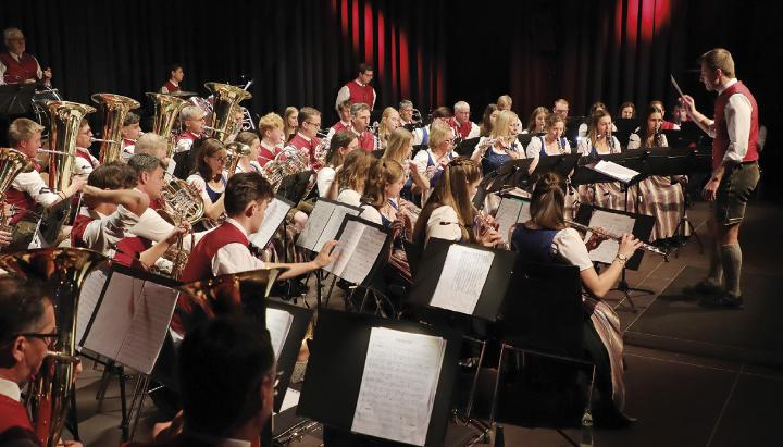 Die Öblarner Musikerinnen und Musiker boten beim Wunschkonzert ein vielseitiges Programm.

Foto: Richard Bogner