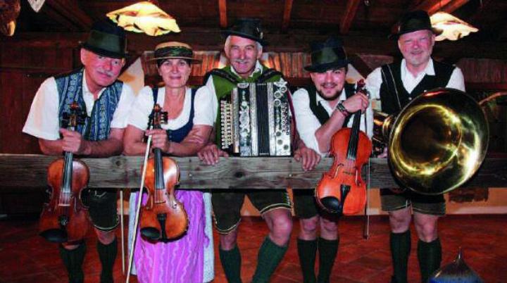 Die Citoller Tanzgeiger spielen beim Grundlseer Schützenball. Foto: Clemens Sonnleitner