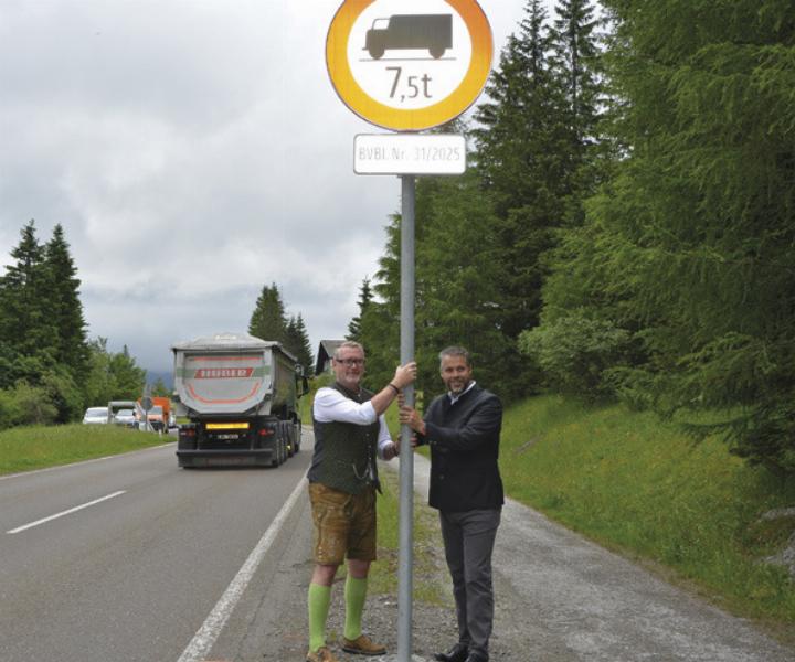 Passend zur Montage des Fahrverbotsschildes fuhr ein LKW an Hohentauerns Bürgermeister Gernot Jetz und Triebens Bürgermeister Klaus Herzmaier (re.) vorbei.