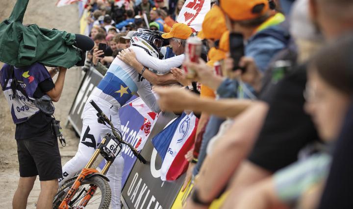 Wahre Freude: Andreas Kolb beim Umarmen der Familie im Ziel. Foto: Rick Schubert / YT MOB