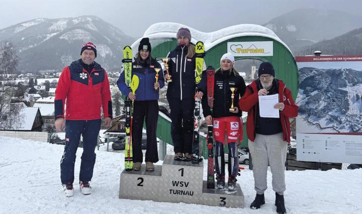 Hannah Göschl (links) vom SC Liezen belegte bei einem stark besetzten FIS-Rennen bei den Gaaler Liften den ausgezeichneten 2. Platz.