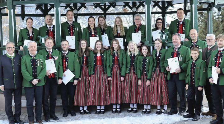 Die Jungmusiker und ausgezeichneten Mitglieder des Musikvereins Aich-Assach. Foto: MV Aich-Assach