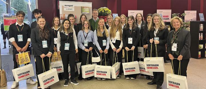 Schülerinnen und Schüler nutzten die Fachmesse, um Kontakte zu knüpfen. Foto: Landmarkt