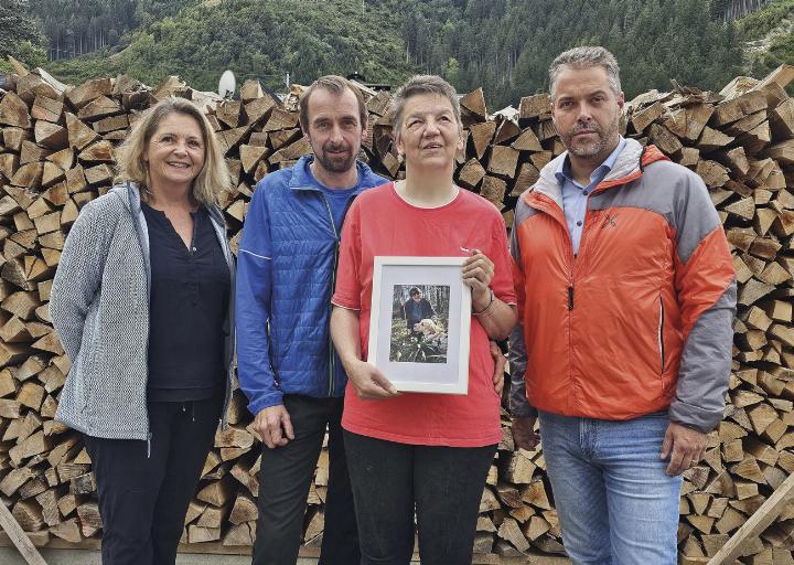 Barbara Buder mit einem Bild von Ares, Lebensgefährte Manfred Butter, Gabriele Platzer vom Lions Club Anasia (li.) und Triebens Bürgermeister Klaus Herzmaier (re.). Foto: o.K.