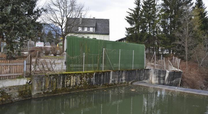 Parkplatz im Wartemodus: Die Sanierung der Stützmauer soll zeitgleich mit dem Umbau des Wasserkraftwerks geschehen. Foto: o.K.