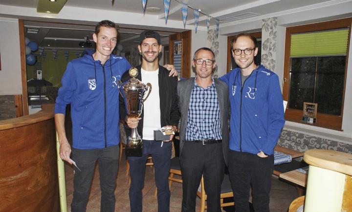 Die Finalisten des A-Bewerbs Gregor Köberl und Lukas Sieghartsleitner mit Turnierorganisator Stefan Berger und dem sportlichen Leiter Alexander Jagersberger. Foto: ATV