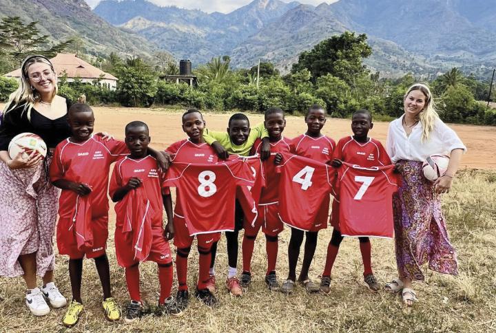 Lena Kerschbaumer und Paula Daum haben nach ihrer Afrika-Reise ein Hilfsprojekt ins Leben gerufen. Foto: o.K.