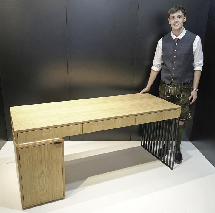 Jonas Jetzl aus Bad Aussee beeindruckte mit einem edlen Schreibtisch bei der Lehrabschlussprüfung. Nun wird für die Matura gelernt. Foto: Werkschulheim Felbertal