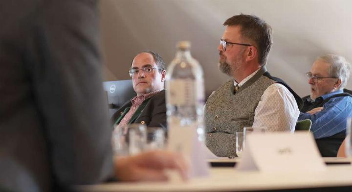 Die ÖVP opferte für den Bürgermeistersessel ein Vorstandsmandat, Thomas Knerzl seine Parteizugehörigkeit zur FPÖ und sogar Freundschaften. Von links: Thomas Knerzl, Franz Zach, Anton Knerzl.
Foto: Ennstaler