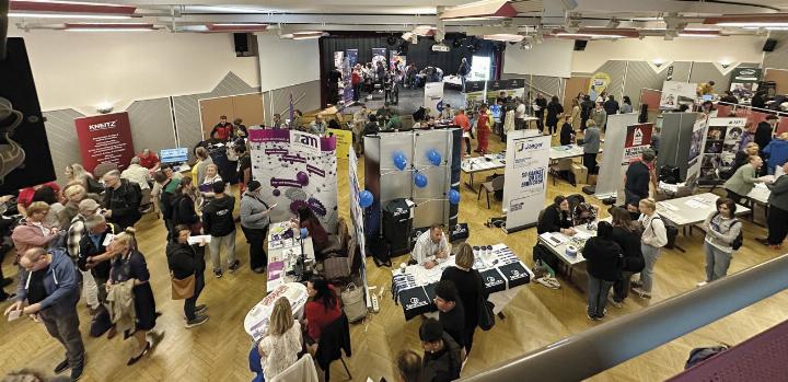 Die AMS-Jobmesse bot Möglichkeit, sich bei regionalen Unternehmen über Arbeit und Karriere zu informieren. 
Foto: AMS