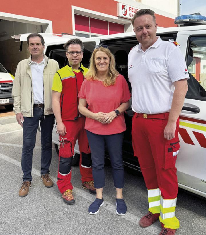 Bgm. Bernhard Moser, Notarzt Thomas Wegscheider, Ulrike Königsberger-Ludwig und Mario Lindner (von links) vor der Rot-Kreuz-Ortsstelle in Altenmarkt-Großreifling. 
Foto: RK Altenmarkt/Großreifling