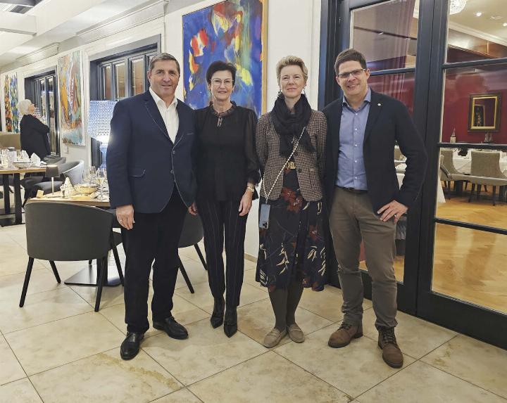 Georg Imlauer, Ingrid Imlauer, Ines Wohlmuther-Maier und Christian Seiringer (von links) präsentierten zeitgenössische Kunst auf Schloss Pichlarn. Foto: Schloss Pichlarn