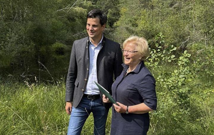 LR Hannes Amesbauer mit Preisträgerin Eleonora Krinner aus Rottenmann. Fotos: Land Steiermark/Lesky
