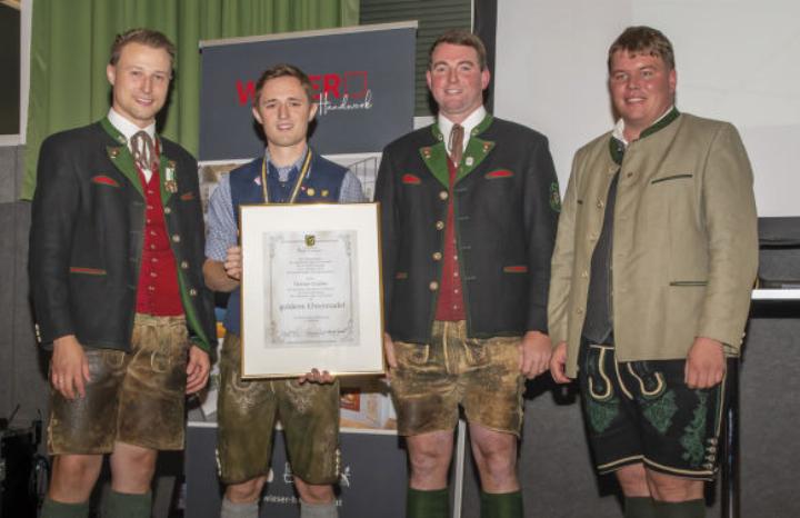 Der Gemeindevorstand überreichte die Goldene Ehrennadel der Gemeinde Aigen an Florian Gruber. V.l.: Gemeindekassier Alexander Dornbusch, Weltmeister Florian Gruber, Vizebürgermeister Daniel Tiefenbacher, Bürgermeister Thomas Klingler. Foto: Franz Gruber-Veit