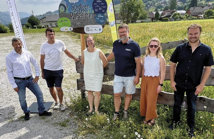 Wilhelm Graiss, HBLFA Raumberg-Gumpenstein, Hannes Walcher, Granit GmbH, Natalie Prüggler, KLAR! Zukunftsregion Ennstal, Bgm. Franz Zach, Celina Zamberger und Günther Gallob, GMP Architektur (von links) bei der Eröffnung.

Foto: Wolfgang Prüggler