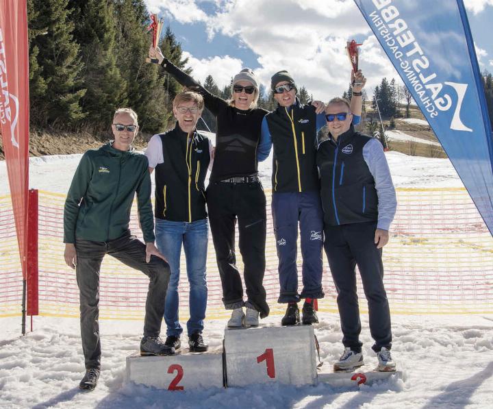 Peter Weichbold (Geschäftsführer der Planai-Hochwurzen-Bahnen und des Galsterbergs), Daniel Berchthaller (Geschäftsführer der Reiteralm) und Manfred Engelhardt (Geschäftsführer des Ski Rittisbergs) gratulieren den Gewinnern. Foto: Sabrina Melcher
