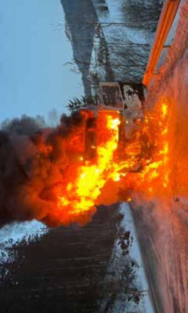 Auf der B 145 geriet ein Lkw in Brand. Über 40 Feuerwehrkameraden standen im Einsatz. Bildhinweis: FF Ausseerland