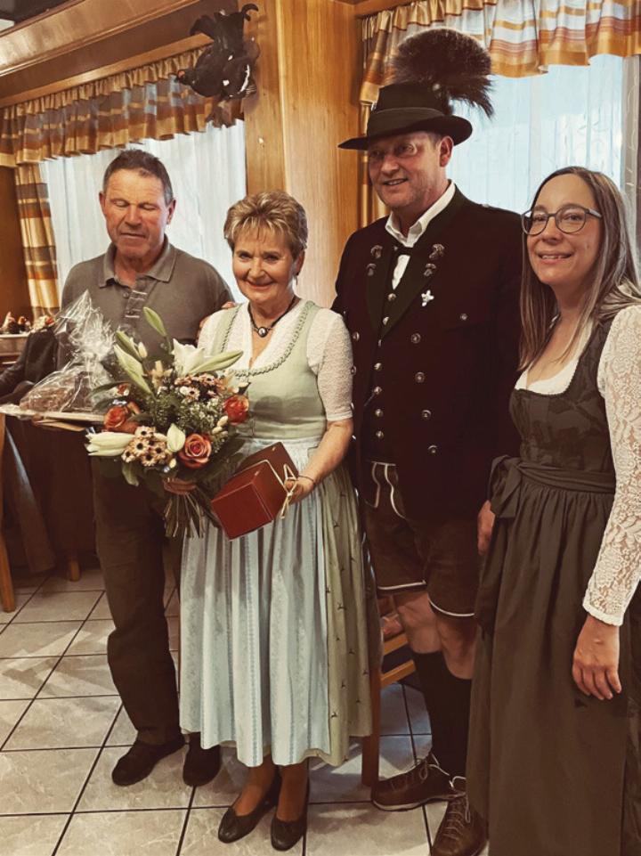 Obmann Christian Pitzer (2.v.r.) mit Ehrenfähnrich Herbert Fölser, Ehrenobfrau Ingeburg Hartl und Kassierin Caroline Gewessler.
Foto: Wolfgang Pitzer