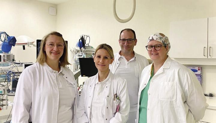 Das Team der Allgemeinchirurgie freut sich über den Wiedereinstieg in die Varizenbehandlungen: Die Oberärzte Daniela Oberauer, Eva Clauer mit dem geschäftsführenden Oberarzt Ulf Clauer und OP-DGKP Anja Kindler. Foto: Klinik Diakonissen Schladming
