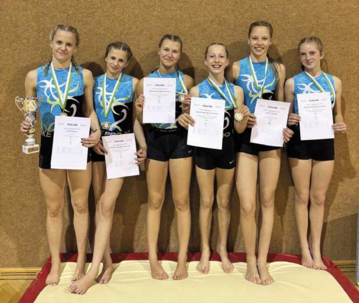 Lara Tritscher, Marisol Röder, Viktoria Perner, Mariella Gerharter, Valerie Assinger, Greta Knauß (von links) holten den Sieg in ihrer Altersklasse. Fotos: Medea Lasser