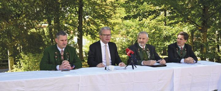 Die drei ÖVP-Bürgermeister mit Landeshauptmann Christopher Drexler im Gespräch. Foto: o.K.