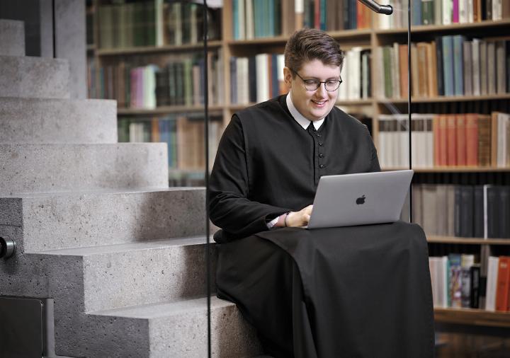 „Wenn man sich dafür entscheidet, gestaltet sich das ganze Leben danach“, sagt Pater Vinzenz über seinen Beruf als Priester. Schon als Kind sprach er davon, ein Geistlicher zu werden. Foto: Stefan Leitner