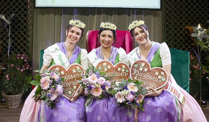 Die neuen Narzissenhoheiten Prinzessin Johanna Murauer, Königin Magdalena Egger und Prinzessin Celina Gschaider repräsentieren für ein Jahr das Ausseerland-Salzkammergut.