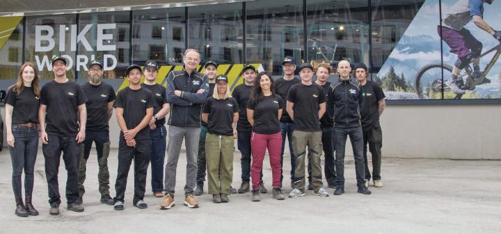 Das neue Bikepark-Planai-Team rund um Geschäftsführer Georg Bliem, Personalleiterin Katharina Rainer und Bikepark-Manager Mario Sieder startet erstmals unter Planai-Flagge in die Saison.
Foto: Kovacsics
