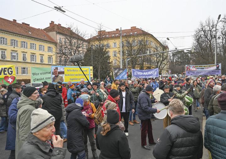 Trommelweiber, Bürgermeister und verärgerte Bürger: Rund 700 Menschen zogen vergangenen Dienstag lautstark durch die Straßen von Graz. Foto: Seiberl/Alpenpost
