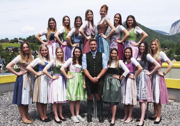Vorne von links nach rechts: Schrottshammer Julia, Kieler Leni, Pichlbauer Hannah, Schröder Isabella, Gasperl Jakob, Walcher Lara, Seidl Jasmin, Petter Katharina, Seethaler Carina; hinten von links nach rechts: Uray Susanne, Kronsteiner Nina, Rotmann Johanna, Huber Lea, Piller Sabrina, Babics Eszter, Josipovic Antonia.