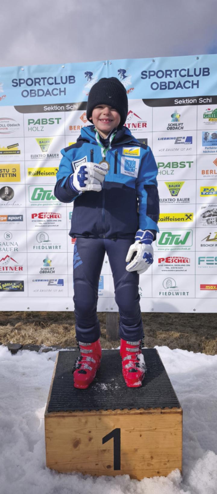 Stolz hält der junge Ennstaler Timo Knab seine Medaille in die Kamera. Foto: @Attila Knab