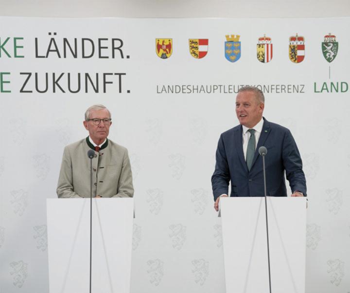 LH Mario Kunasek (re.) übernimmt von Salzburgs Landeshauptmann Wilfried Haslauer den Vorsitz in der Landeshauptleutekonferenz. Foto: Land Steiermark/Streibl