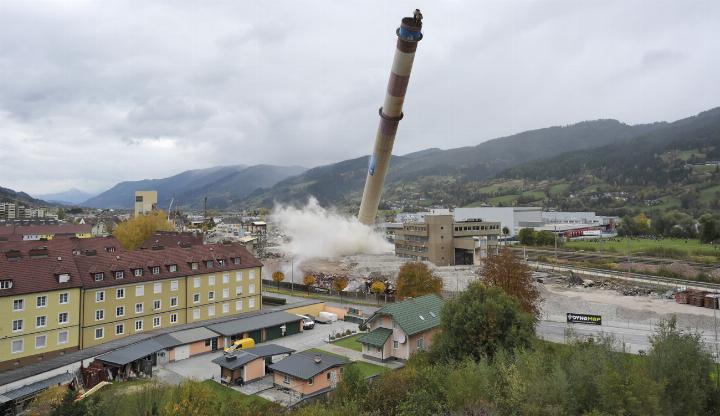 Über viele Jahre hat der „Lange Ernst“ in Trieben als Industriedenkmal gegolten. Knapp 30 kg Sprengstoff bringen den 140 Meter hohen Schlot zu Fall. Über viele Jahre hat der „Lange Ernst“ in Trieben als Industriedenkmal gegolten. Knapp 30 kg Sprengstoff bringen den 140 Meter hohen Schlot zu Fall.