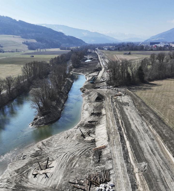 Derzeit gleicht das Areal noch einer großen Baustelle. In wenigen Monaten beziehen Fische, Vögel und Insekten Quartier in dem neu geschaffenen Mini-Biotop. Foto: Land Steiermark, Abteilung 14