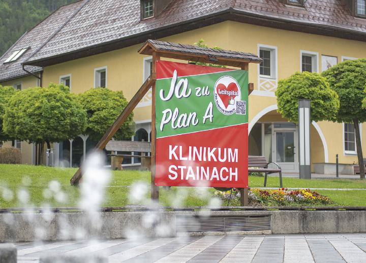 Der Verein Pro Klinikum Stainach fordert, die Planungen für das Zentralkrankenhaus wieder aufzunehmen. Zur Info-Veranstaltung kommen rund 200 Personen. Foto: Ennstaler