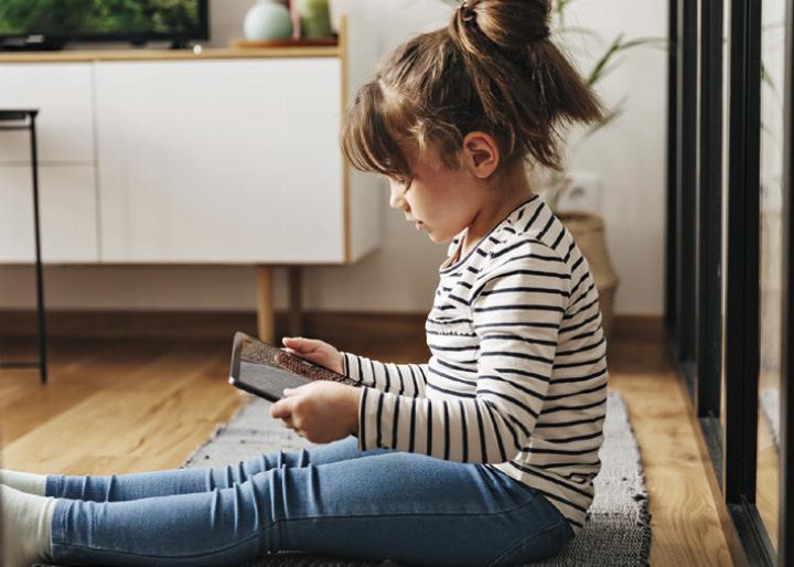 Anna Standl informiert über die Auswirkungen digitaler Medien auf das Gehirn von Kindern.
Foto: freepik.com