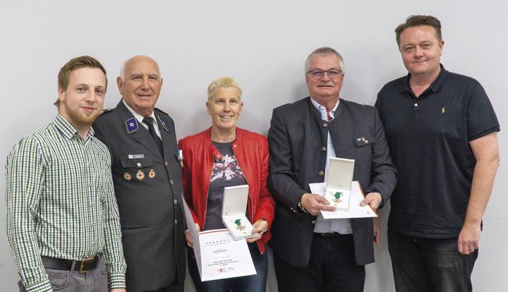 Goldenes Verdienstzeichen für Karin Gulas und Hubert Failmayer. Von links: Ortsstellenleiter Stefan Spreitzer, Vizepräsident des Landesverbandes Steiermark Otto Marl, Karin Gulas, Hubert Failmayer, NAbg. Mario Lindner. Foto: RK