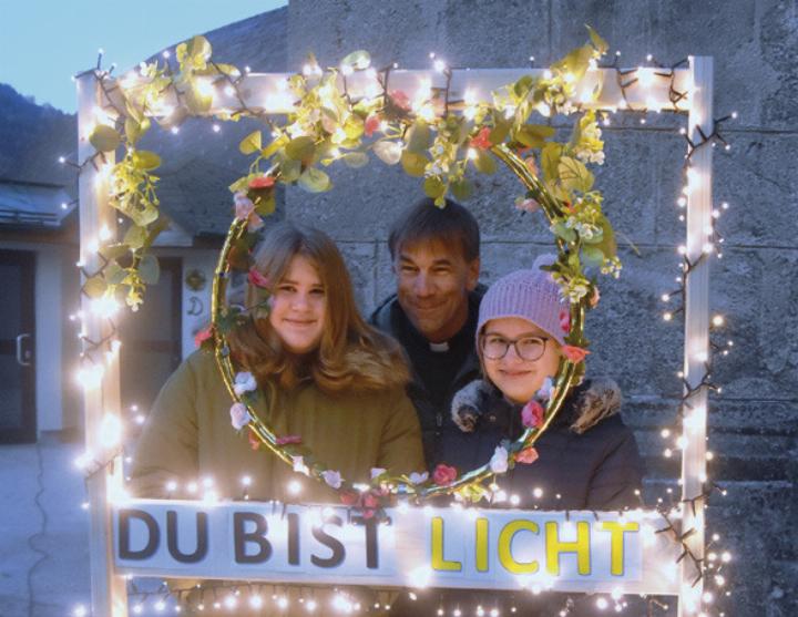 Pfarrer Andreas Lechner mit zwei jungen Besucherinnen beim Fotopoint. Foto: o.K.