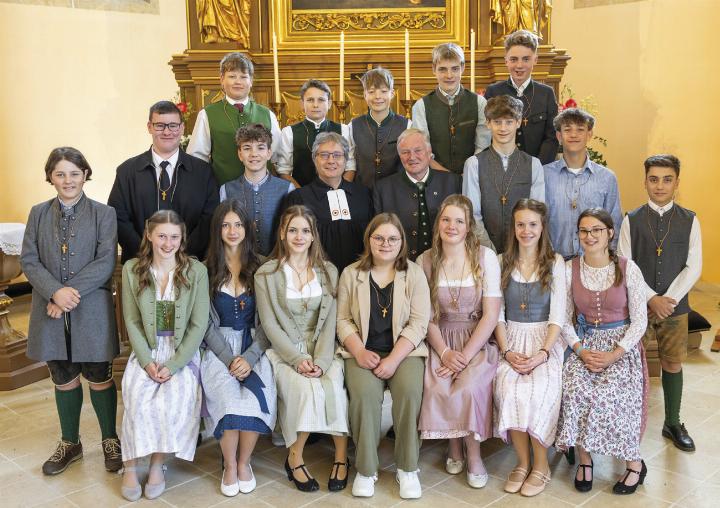 Die Konfirmanden der evangelischen Pfarrgemeinde Gröbming (sitzend von links): Theresa Langanger, Madlen Mörschbacher, Josefine Mayrdorfer, Elisa Griesebner, Helene Gerharter, Sophia Fuchs, Cora Müller; (stehend von links): Leonhard Fuchs, Sebastian Stadler, Manuel Pehab, Pfarrer André Manke, Kurator Markus Gerharter, Daniel Steiner, Niklas Burgstaller, Lukas Knauß; (hinten stehend von links): Jakob Percht, Kajetan Moosbrugger, Nico Knaus, Andreas Stocker, Gabriel Mösenbacher.