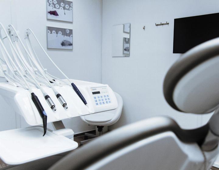 In Schladming, Haus im Ennstal, Irdning, Stainach-Pürgg, Selzthal, Rottenmann, Admont und St. Gallen gibt es derzeit freie Kassenstellen für Zahnarztpraxen. Foto: c Frank/pexels