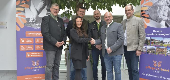 Jakob Kabas, Geschäftsführer Pflegeverband Liezen, Sarah May Stangl-Feliciano, Geschäftsführerin 24HelfendeHände, Thomas Ablaßer, Einrichtungsleiter Bezirksaltenpflegeheim Trieben, Thomas Lichtscheid, Einrichtungsleiter Seniorenzentrum Gröbming, Pflegeverbandsobmann Raimund Sulzbacher und Bürgermeister Herbert Gugganig (von links) bei der Vorstellung des neuen Pilotprojekts zur Personalrekrutierung philippinischer Pflegefachkräfte.