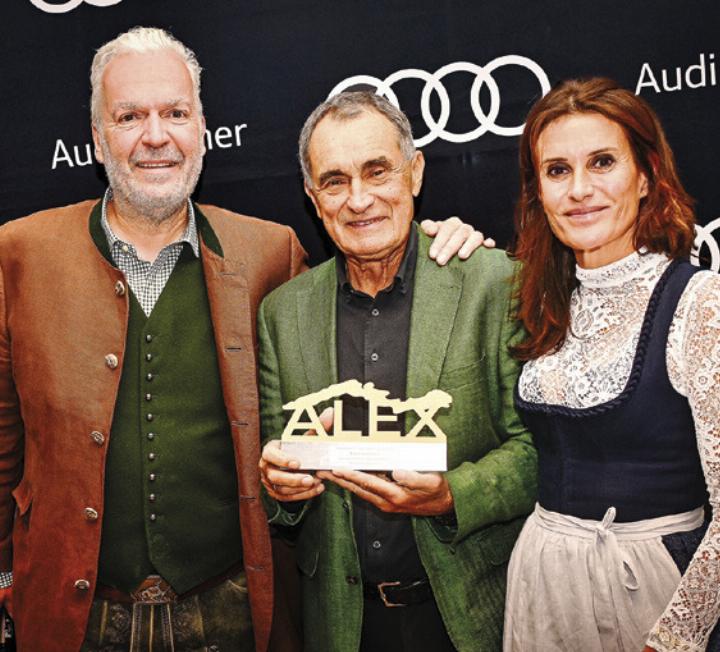 Den goldenen Alex bekam Franz Wittmann (Mitte) von Laimer-Geschäftsführer Robert Engstler und Alexandra Laimer überreicht. Foto: Angelo Poletto