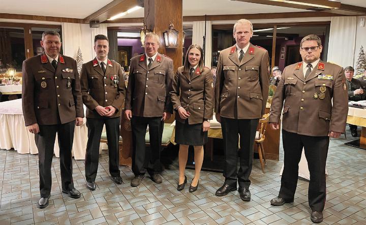 Ehrungen, Auszeichnungen und Beförderungen standen bei der Versammlung der FF Aigen im Ennstal im Mittelpunkt. Foto: FF Aigen im Ennstal