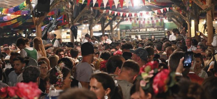 Saisonhöhepunkt: das Altausseer Bierzelt mit tausenden Gästen aus ganz Österreich. Foto: © Florian Seiberl