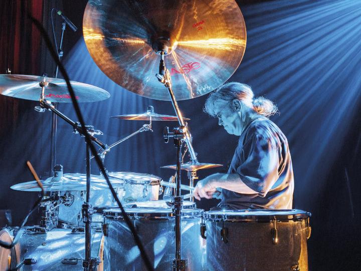 Ian Paice hat mit Deep Purple Musikgeschichte geschrieben. Morgen, Samstag, rockt der Schlagzeuger mit der Band Purpendicular das Öblarner Haus für alle. Foto: Direktbooking Berlin